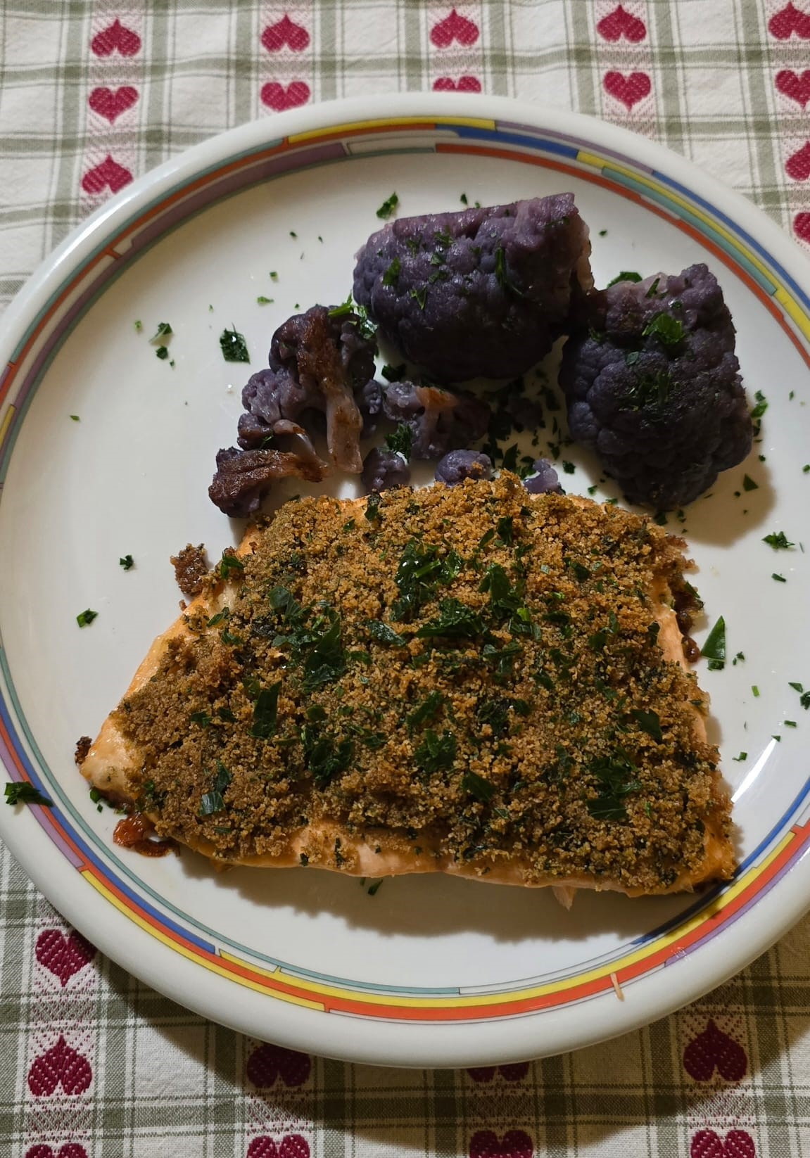Salmone croccante aromatizzato accompagnato dal cavolfiore viola
